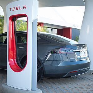 Tesla na nabíjecí stanici