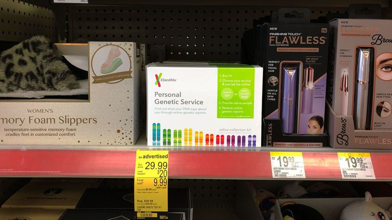 Photo du kit de test génétique 23andMe sur une étagère de magasin CVS