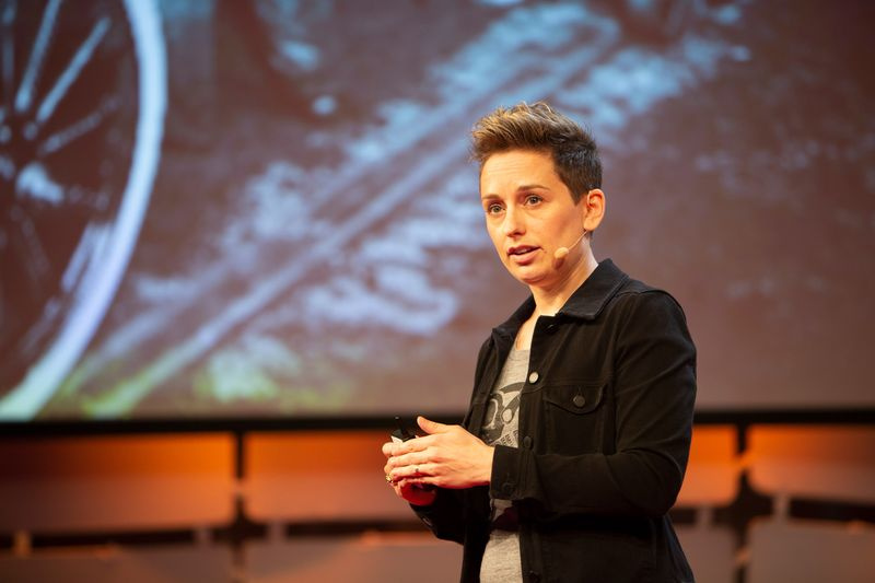 Photo de Clara Vu parlant à EmTech 2018