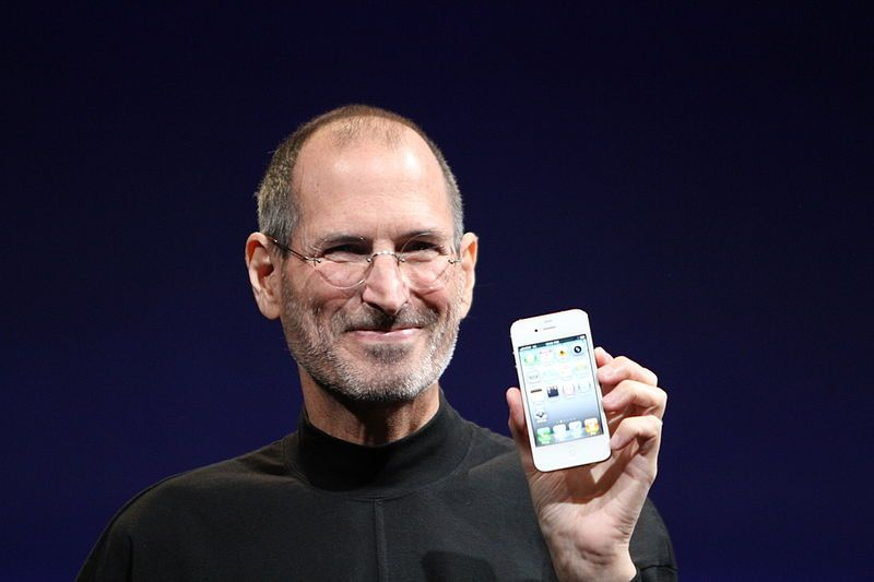 Steve Jobs tenant un iPhone blanc