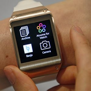 montre samsung au poignet affichant quatre icônes
