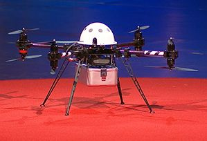 un drone à quatre hélices