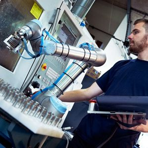 bras de robot avec homme en périphérie