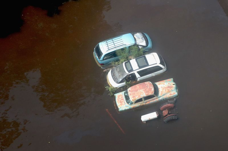 Foto von drei Autos und einem Traktor in Hochwasser