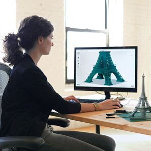 personne utilisant une imprimante 3D