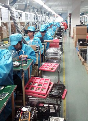 ouvriers en usine