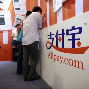 Menschen an einem Alipay-Schalter