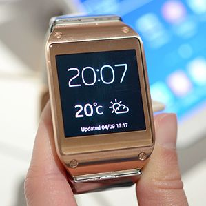 Samsung Smartwatch mit Zeit- und Temperaturanzeige