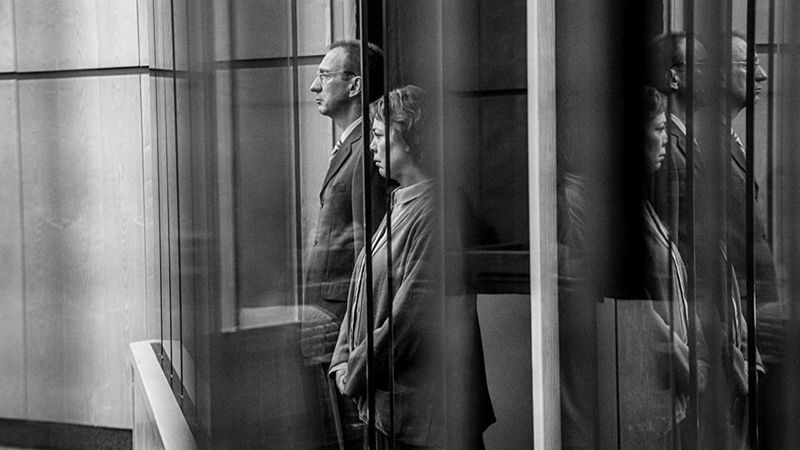 David Thewlis ja Olivia Colman elokuvassa Landscapers