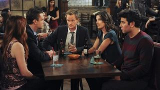 Neil Patrick Harris, Alyson Hannigan, Jason Segel, Josh Radnor ja Cobie Smulders elokuvassa How I Met Your Mother
