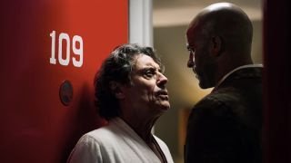 Ian McShane en Ricky Whittle in American Gods
