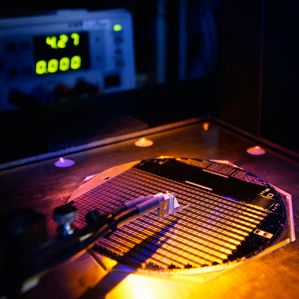 une plaquette portant 500 minuscules cellules solaires